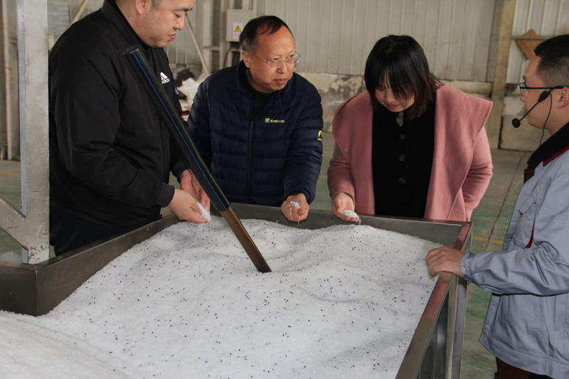 三門峽市陜州區水利局張局長，自來水公司趙總經理等人蒞臨陜西甘霖實業公司考察指導工作